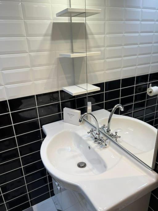 Le Paris Eiffel - Appartement Cosy En Plein Centre Bourgoin-Jallieu ภายนอก รูปภาพ